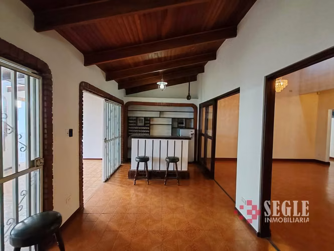 Venta de casa en zona comercial, Escazú, Trejos Montealegre.