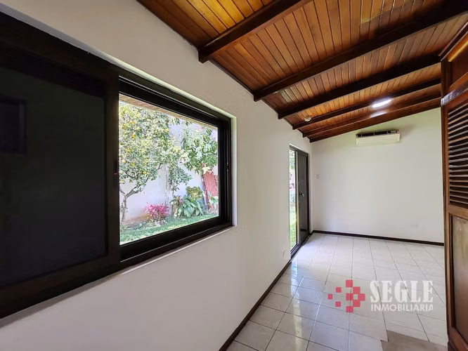 Venta de casa en zona comercial, Escazú, Trejos Montealegre.