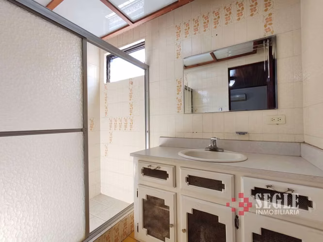 Venta de casa en zona comercial, Escazú, Trejos Montealegre.