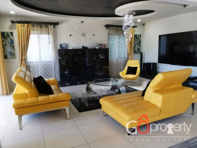 Venta de Casa Moderna de Lujo - Santa Ana ID3324