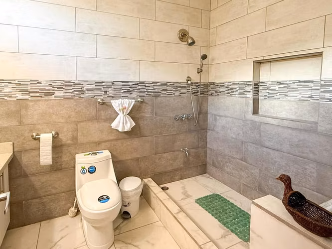 Encantadora Casa Remodelada con Apartamento para Alquiler a Corto Plazo en San José, Costa Rica - En Venta ID 23083 - Imagen 14