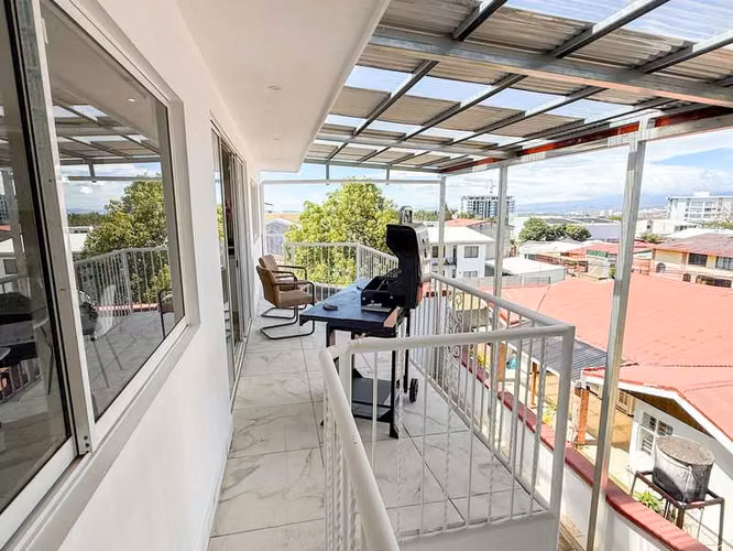 Encantadora Casa Remodelada con Apartamento para Alquiler a Corto Plazo en San José, Costa Rica - En Venta ID 23083 - Imagen 8