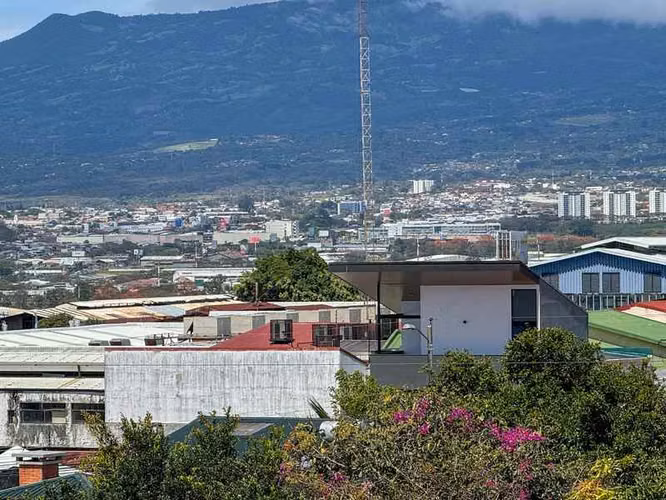 Encantadora Casa Remodelada con Apartamento para Alquiler a Corto Plazo en San José, Costa Rica - En Venta ID 23083 - Imagen 4