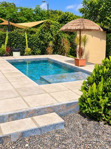 CASA EN VENTA CON PISCINA PRIVADA Y AMPLIO TERRENO EN ATENAS - Imagen 2