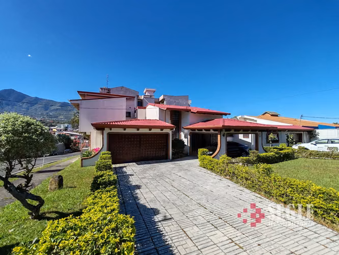 Casa de una planta con dos apartamentos en Escazú, Trejos Montealegre - Imagen 1