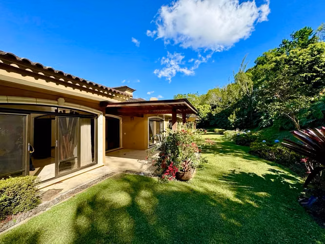 Se alquila lujosa Casa de una planta en Monterán (MA).