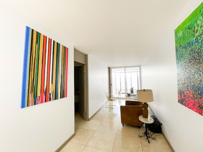 Venta de Casa contemporánea en Condominio Escazú, con linea blanca.