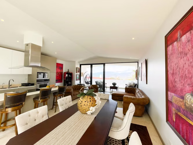 Venta de Casa contemporánea en Condominio Escazú, con linea blanca.
