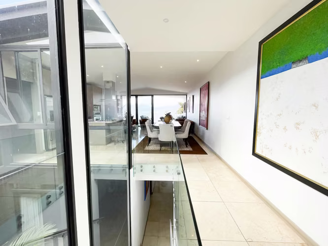 Venta de Casa contemporánea en Condominio Escazú, con linea blanca.