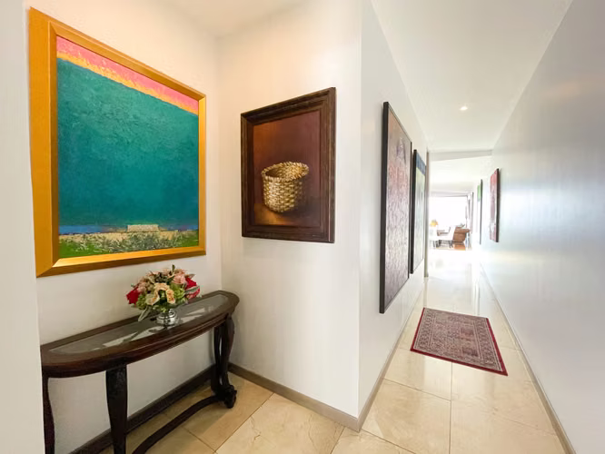 Venta de Casa contemporánea en Condominio Escazú, con linea blanca.