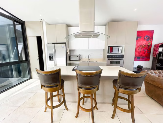 Venta de Casa contemporánea en Condominio Escazú, con linea blanca.