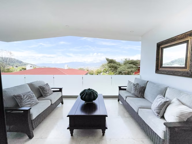 Venta de Casa contemporánea en Condominio Escazú, con linea blanca.