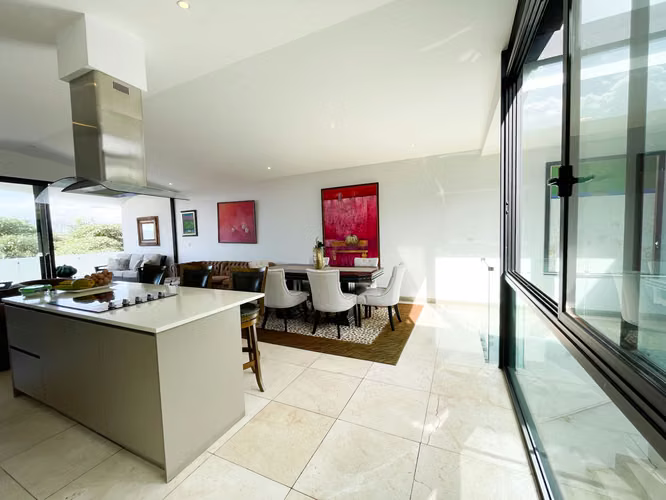 Venta de Casa contemporánea en Condominio Escazú, con linea blanca.