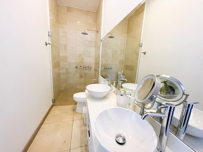 Venta de Casa contemporánea en Condominio Escazú, con linea blanca.