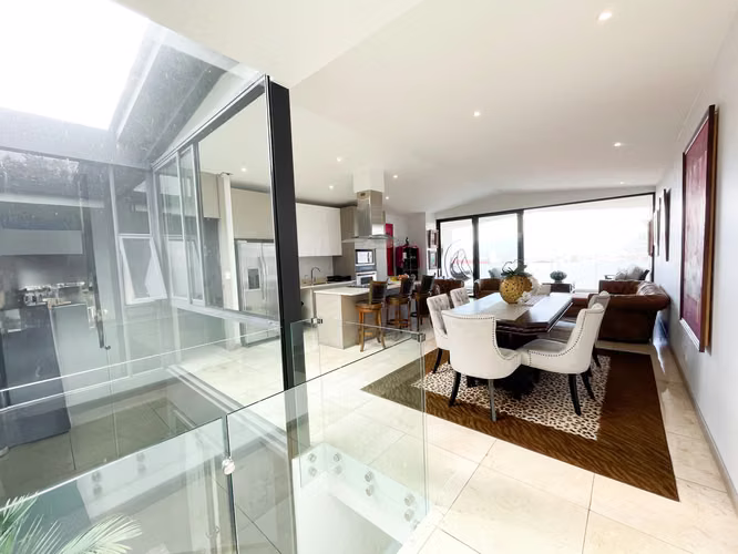 Venta de Casa contemporánea en Condominio Escazú, con linea blanca.