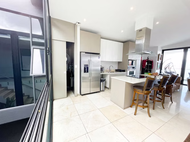 Venta de Casa contemporánea en Condominio Escazú, con linea blanca.
