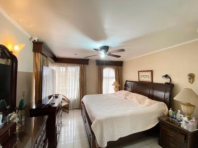 Venta de casa en Lomas de Ayarco Sur 5553