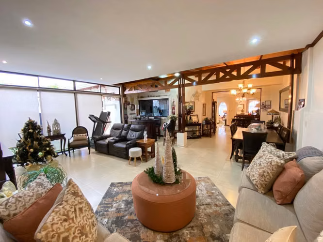 Venta de casa en Lomas de Ayarco Sur 5553