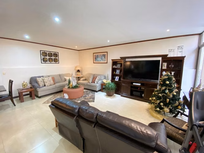 Venta de casa en Lomas de Ayarco Sur 5553