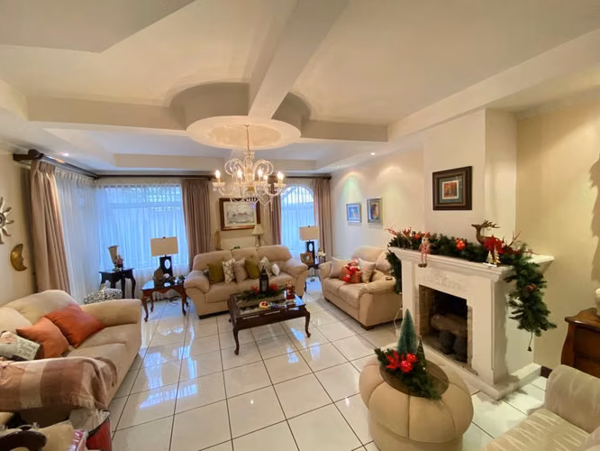 Venta de casa en Lomas de Ayarco Sur 5553
