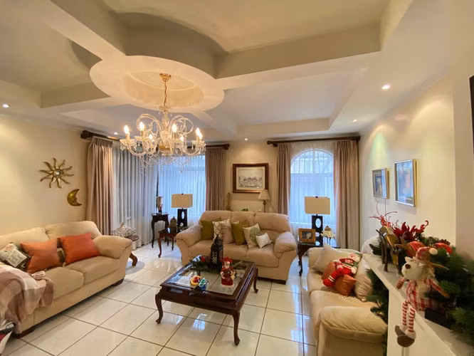 Venta de casa en Lomas de Ayarco Sur 5553