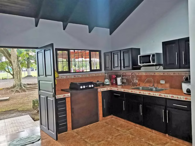 Casa en venta en San Carlos amueblada con amplios espacios rancho, piscina y apartamento - Imagen 14