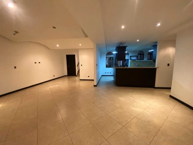OFERTA CASA SANTA ANA CONDOMINIO
