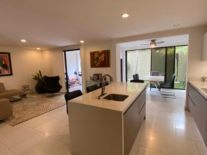 Nuevo en el mercado,Calidad y remodelada,condominio de lujo Almeria cuota baja - Imagen 2