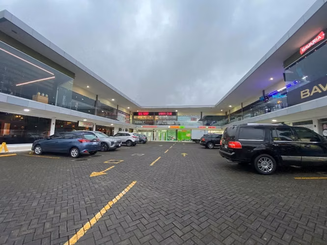 LOCAL EN CENTRO COMERCIAL - Imagen 4