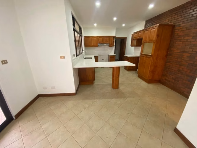 CASA EN ESCAZÚ CON JARDÍN - Imagen 3