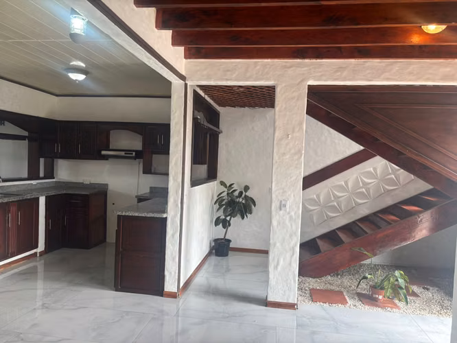 Casa en Venta en Grecia, Cerca del Centro, Amplias Terrazas y Jardín Interno con Vistas - Imagen 2