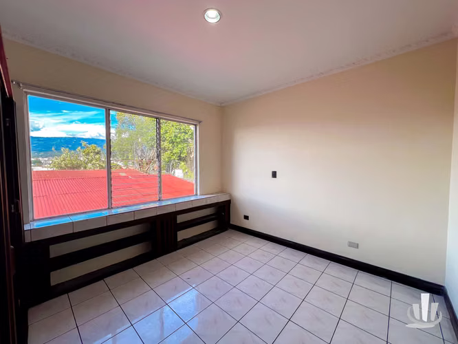 Casa amplia en San Francisco de Heredia