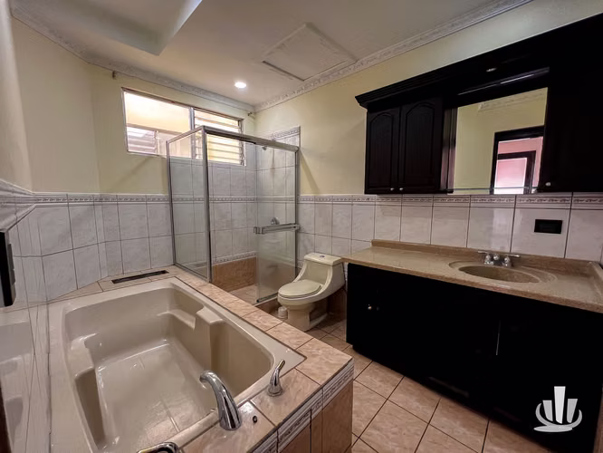 Casa amplia en San Francisco de Heredia