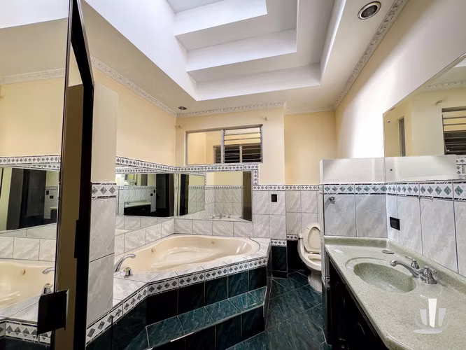 Casa amplia en San Francisco de Heredia