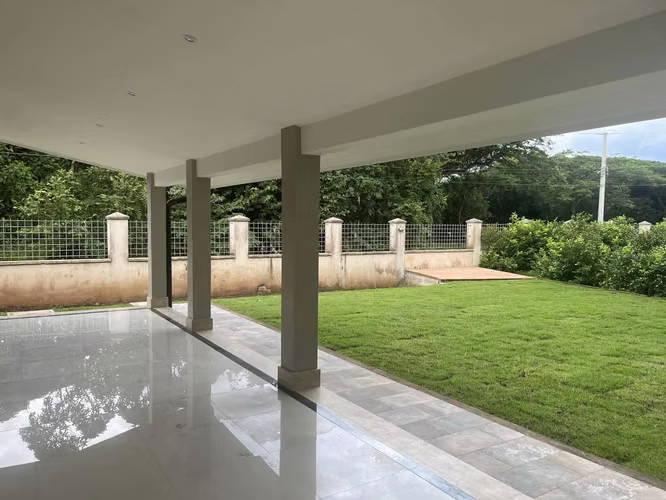 Un lote+ Una Casa Italiana en el Centro de Tamarindo - Imagen 14