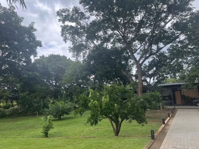 Un lote+ Una Casa Italiana en el Centro de Tamarindo - Imagen 15