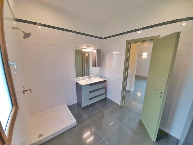 Un lote+ Una Casa Italiana en el Centro de Tamarindo - Imagen 11