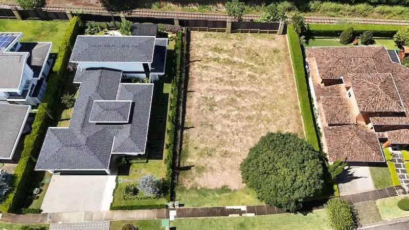 Venta Lote en Colinas de Montealegre Plano con 860 Metros
