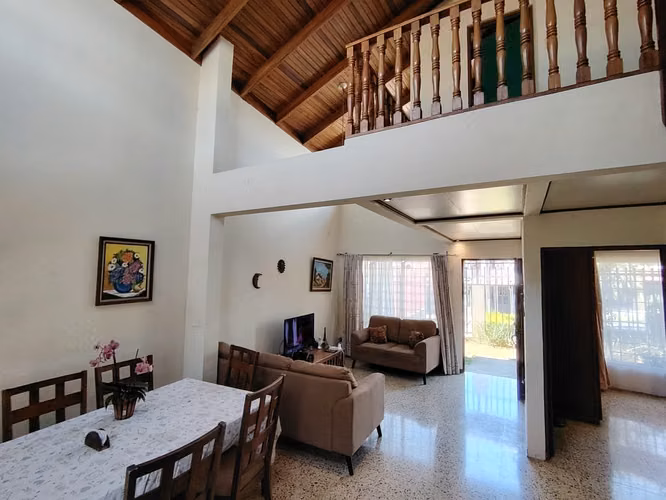 EN VENTA-  AMPLIA CASA DE DOS PLANTAS – RESIDENCIAL  LA PRIMAVERA ALAJUELA CENTRO