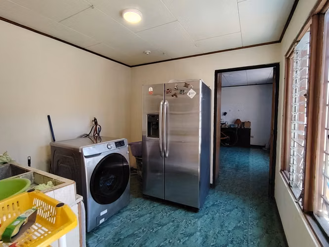 EN VENTA-  AMPLIA CASA DE DOS PLANTAS – RESIDENCIAL  LA PRIMAVERA ALAJUELA CENTRO