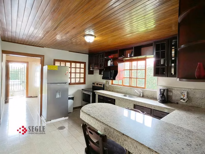 Alquiler de casa de un nivel, uso de suelo comercial, Santa Bárbara de Heredia