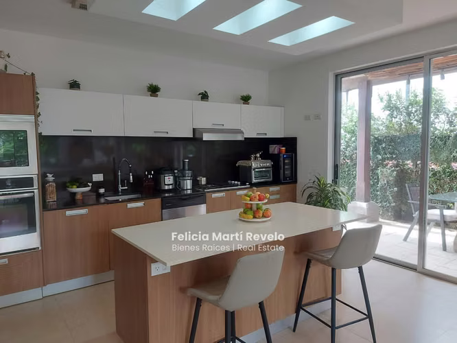 Contemporanea y amplia casa en VENTA en Piedades