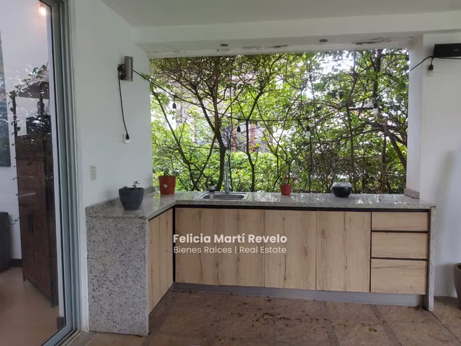 Contemporanea y amplia casa en VENTA en Piedades
