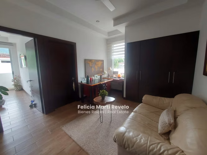 Contemporanea y amplia casa en VENTA en Piedades