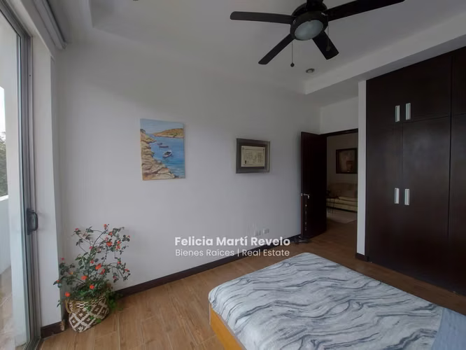 Contemporanea y amplia casa en VENTA en Piedades
