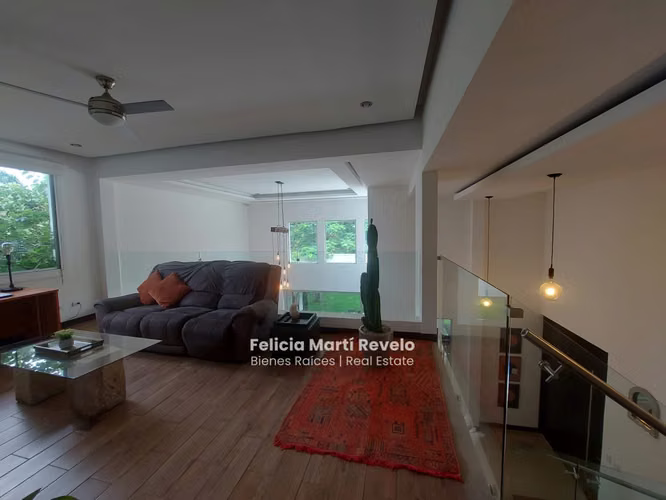 Contemporanea y amplia casa en VENTA en Piedades