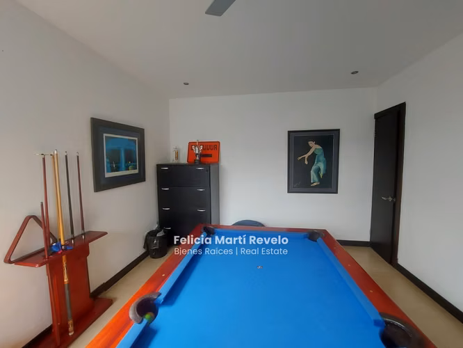 Contemporanea y amplia casa en VENTA en Piedades