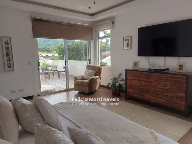 Contemporanea y amplia casa en VENTA en Piedades