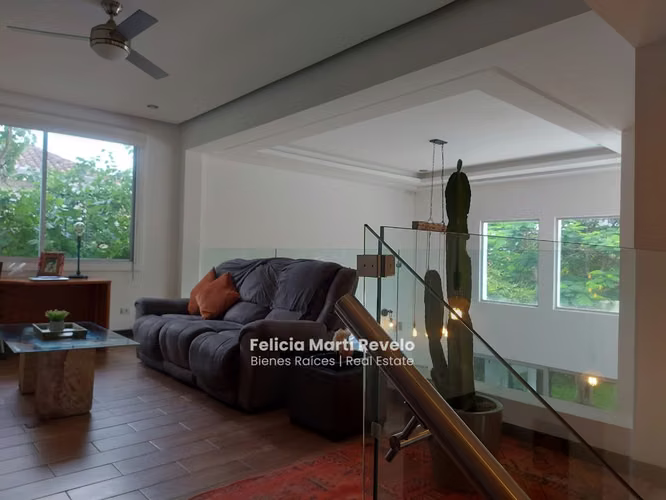 Contemporanea y amplia casa en VENTA en Piedades