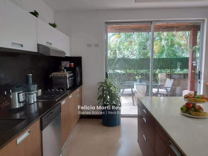 Contemporanea y amplia casa en VENTA en Piedades